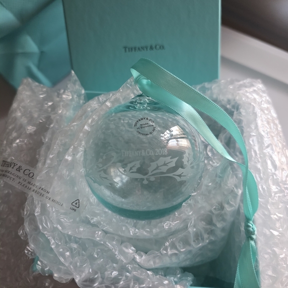 Tiffany & Co 2018 Limited Edition Holly & Berries Glass Ornament New & Unused